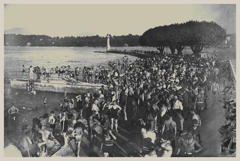 Photo en noir et blanc du Bains des Pâquis avec de la foule côté lac