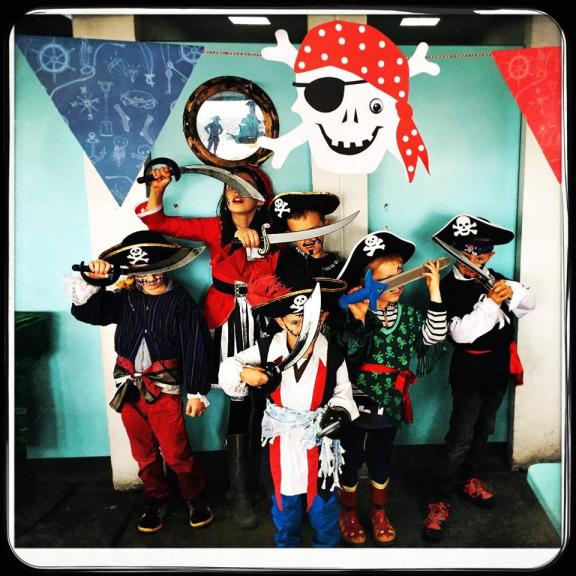 Sardine Crochet et des enfants pirates durant un anniversaire aux Bains des Pâquis
